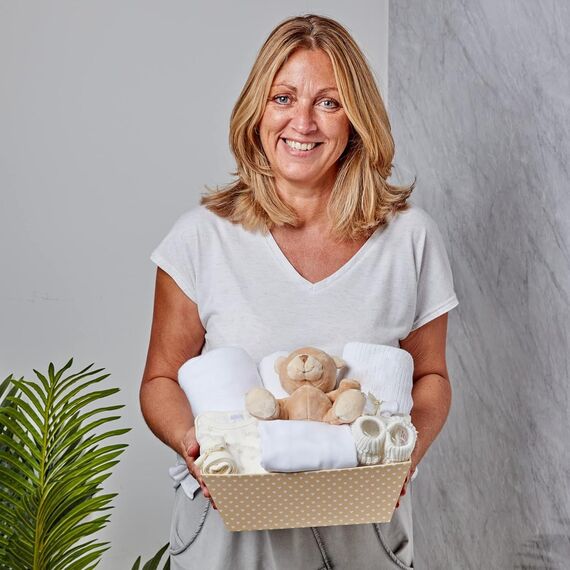 Neutrales Baby-Geschenkkorb – mit Fleece-Wickeltuch, Kapuzenhandtuch, Babykleidung, 2 Mulltücher und süßem braunen Teddybär