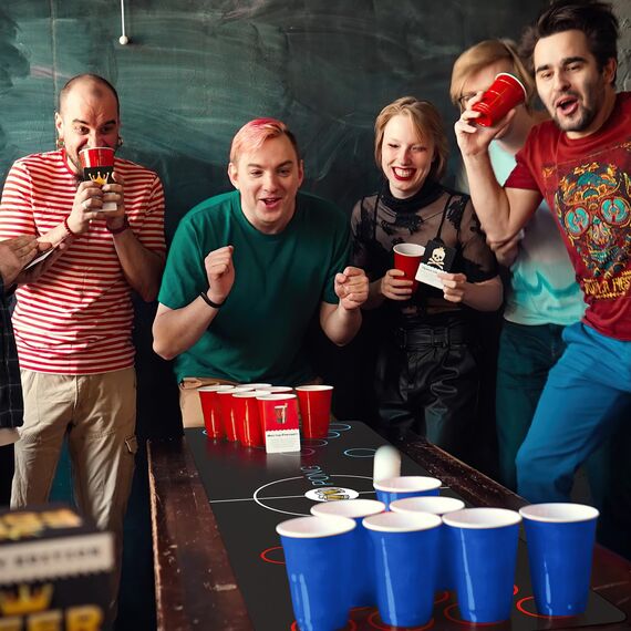 Bierpong Becher Set, Trinkspiel Tisch Matte Set, Beerpong Partybecher Enthält 32 Becher (500ML) +8 Tischtennisbälle+Tischmatte, Wiederverwendbare, Für Party Trinkspiele Camping Geburtstag Hochzeit