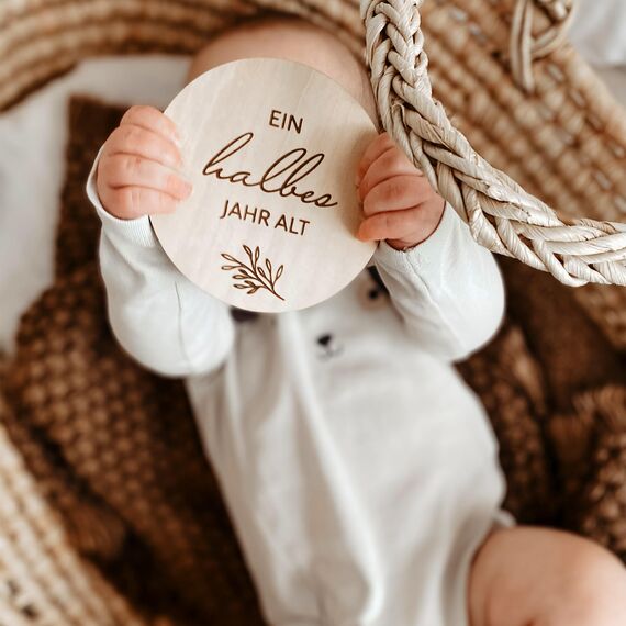 Holz Meilensteinkarten Baby auf deutsch - 30 Meilensteine auf edlen Holzscheiben als Geschenk zur Geburt/zur Babyparty für Schwangere, werdende Mütter, werdende Eltern. (Packung mit 2)