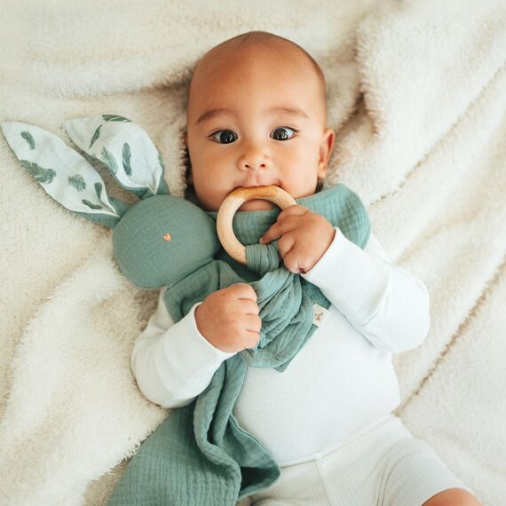 Mikito Baby Geschenk Junge & Mädchen/Neugeborenen Geschenk mit Musselin Schnuffeltuch + Beißring + Lätzchen + Baby Holzschild/Geschenk zur Geburt