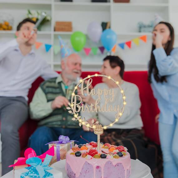 Giftota Cake Topper Happy Birthday aus Holz mit LED Lichterkette - Tortendeko Geburtstag, Kuchen Deko für Mädchen Jungen Frauen Männer - Größe 18 x 27 cm