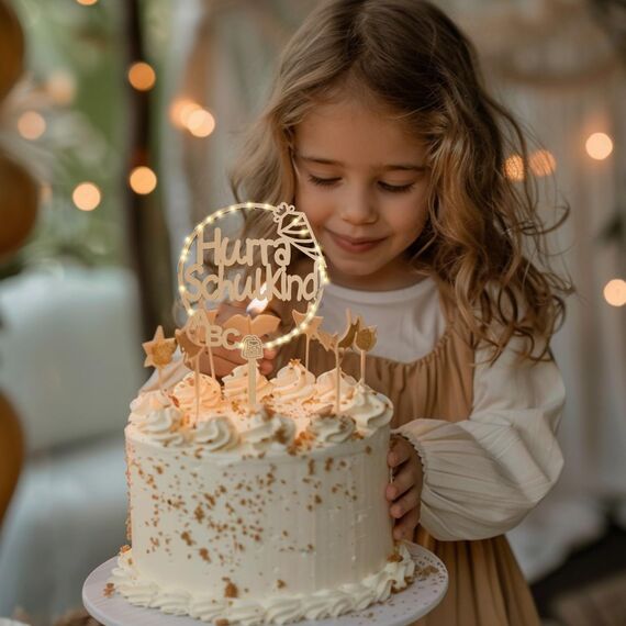 Giftota Cake Topper Schulkind aus Holz mit LED Lichterkette - Tortendeko Einschulung - 2025 Einschulung Deko für Junge Mädchen - Schulanfang Deko