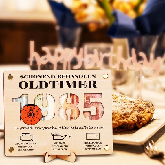 Giftota 2025 Geschenke zum 40 Geburtstag Mann, Witzige Geldgeschenke Holz mit Umschlag, Geldgeschenk 40. Geburtstag Mann - Schonend Behandeln 1985 Oldtimer