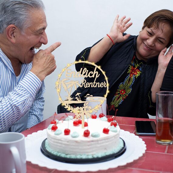 Giftota Cake Topper Endlich Rentner aus Holz mit LED Lichterkette - Tortendeko für Rentner - Rente, Ruhestand Deko