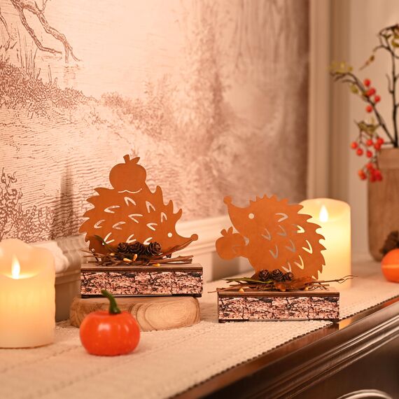 Valery Madelyn 2er Herbstdeko Igel Figuren mit LED Timer aus Rost Metall,Holz Stimmungsleuchten für Herbst Deko Innen Tisch Fenster,Holz Sockel,Beidseitig Rostig,Geschenk Fall Decor Halloween,15/16cm