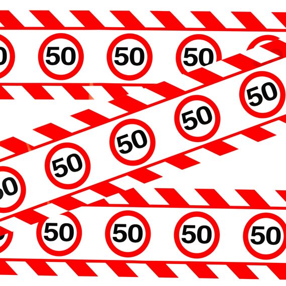 Tiwoca 50 Geburtstag Deko – lustiges Absperrband rot weiß mit Verkehrszeichen als originelle und witzige Geburtstagsdeko für einen gelungenen 50 Geburtstag Frau oder Mann