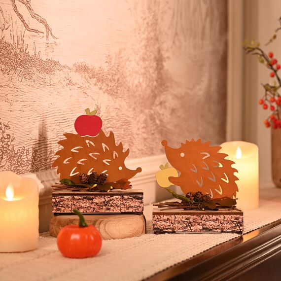 Valery Madelyn 2er Herbstdeko Igel Deko Figuren mit LED Timer aus Rost Bunt Metall,Holz Sockel,Beidseitig Rostig,Herbst Deko Innen Ornament für Tisch Fenster,Geschenk Fall Decor Halloween,15/16cm