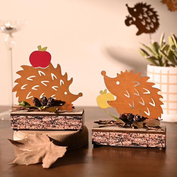 Valery Madelyn 2er Herbstdeko Igel Deko Figuren mit LED Timer aus Rost Bunt Metall,Holz Sockel,Beidseitig Rostig,Herbst Deko Innen Ornament für Tisch Fenster,Geschenk Fall Decor Halloween,15/16cm
