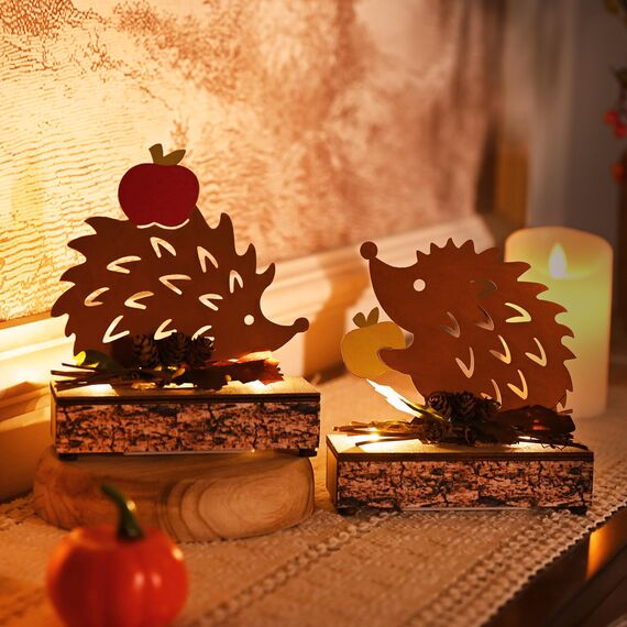 Valery Madelyn 2er Herbstdeko Igel Deko Figuren mit LED Timer aus Rost Bunt Metall,Holz Sockel,Beidseitig Rostig,Herbst Deko Innen Ornament für Tisch Fenster,Geschenk Fall Decor Halloween,15/16cm