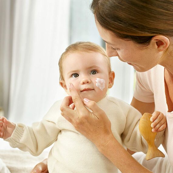 WELEDA Bio Baby Calendula Gesichtscreme - Naturkosmetik Feuchtigkeitscreme mit Mandelöl & Bienenwachs zur Pflege von trockener Haut. Natürliche Gesichtspflege Creme für Babys & Kinder (1x 50ml)