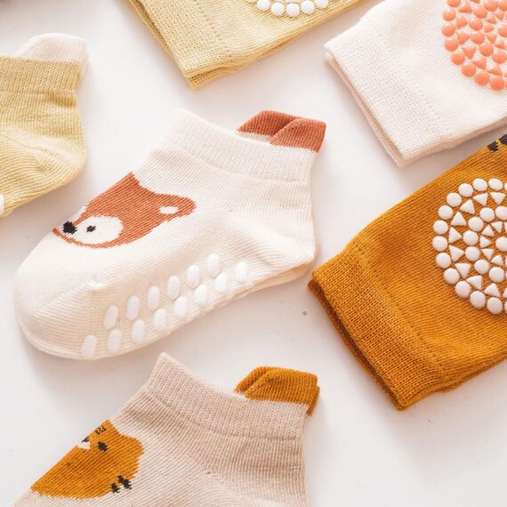 Mezrkuwr 3 Paar Baby Knieschoner und 3 Paar Baby Socken Krabbeln set, Anti Rutsch mit Gummipunkte Krabbelschoner Stulpen Knieschützer für Kleinkinder 0-12 Monate, Niedliche Cartoon-Muster