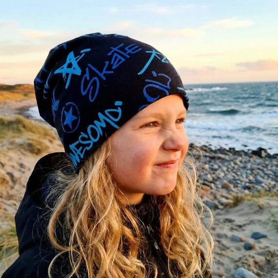 Wollhuhn Kinder Beanie – Zweilagige Longbeanie aus Jersey, wendbar & weich – innen grau – Handmade in Deutschland – ganzjährig (DE/NL/SE/PL, Numerisch, 56, 58, Cool Music Blautöne)