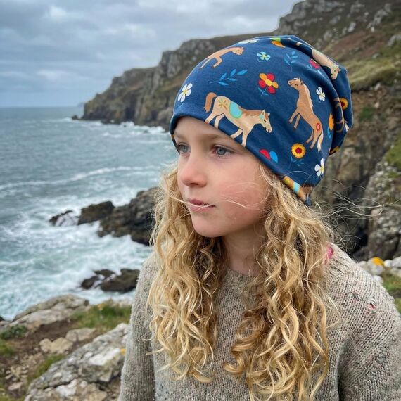 Wollhuhn Kinder Beanie – Zweilagige Longbeanie aus Jersey, wendbar & weich – innen grau – Handmade in Deutschland – ganzjährig (DE/NL/SE/PL, Numerisch, 48, 50, Pony/Pferde Blau)