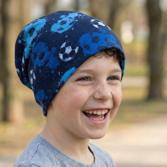 Wollhuhn Kinder Beanie – Zweilagige Longbeanie aus Jersey, wendbar & weich – mit Grauer Innenseite – Handmade in Deutschland – ganzjährig tragbar (Fußball Blautöne, M, 52-54)