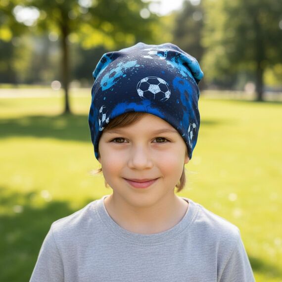 Wollhuhn Kinder Beanie – Zweilagige Longbeanie aus Jersey, wendbar & weich – mit Grauer Innenseite – Handmade in Deutschland – ganzjährig tragbar (Fußball Blautöne, M, 52-54)