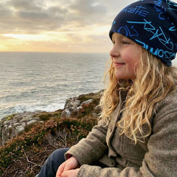 Wollhuhn Kinder Beanie – Zweilagige Longbeanie aus Jersey, wendbar & weich – innen grau – Handmade in Deutschland – ganzjährig (DE/NL/SE/PL, Numerisch, 52, 54, Cool Music Blautöne)