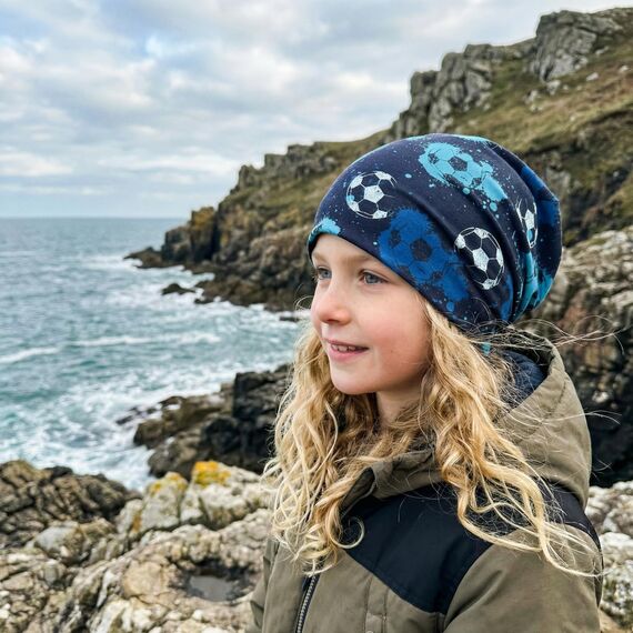 Wollhuhn Kinder Beanie – Zweilagige Longbeanie aus Jersey, wendbar & weich – mit Grauer Innenseite – Handmade in Deutschland – ganzjährig tragbar (Fußball Blautöne, L, 56-58)