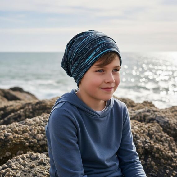 Wollhuhn Kinder Beanie – Zweilagige Longbeanie aus Jersey, wendbar & weich – mit Grauer Innenseite – Handmade in Deutschland – ganzjährig tragbar (Lines Türkis/Schwarz, L)