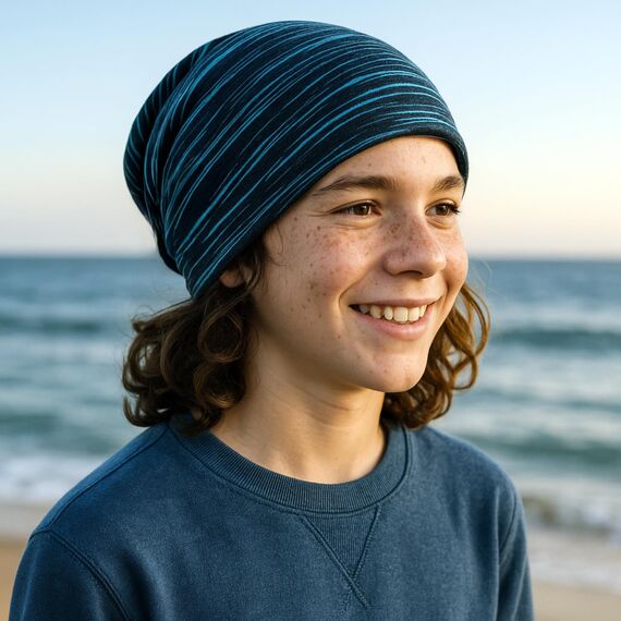 Wollhuhn Kinder Beanie – Zweilagige Longbeanie aus Jersey, wendbar & weich – mit Grauer Innenseite – Handmade in Deutschland – ganzjährig tragbar (Lines Türkis/Schwarz, L)