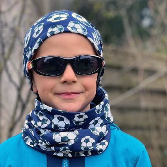 Wollhuhn Kinder Beanie – Zweilagige Longbeanie aus Jersey, wendbar & weich – innen grau – Handmade in Deutschland – ganzjährig (DE/NL/SE/PL, Numerisch, 56, 58, Fußball Dunkelblau)