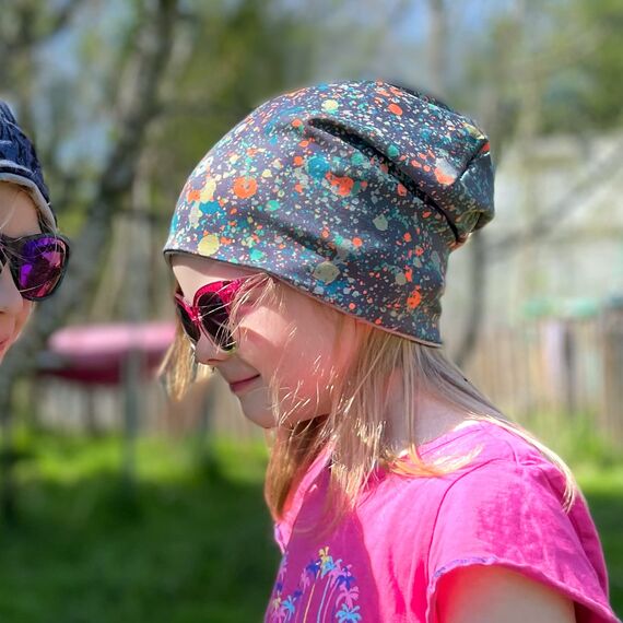 Wollhuhn Kinder Beanie – Zweilagige Longbeanie aus Jersey, wendbar & weich – mit Grauer Innenseite – Handmade in Deutschland – ganzjährig tragbar (Splatter Oliv/Orange, L, 56-58)