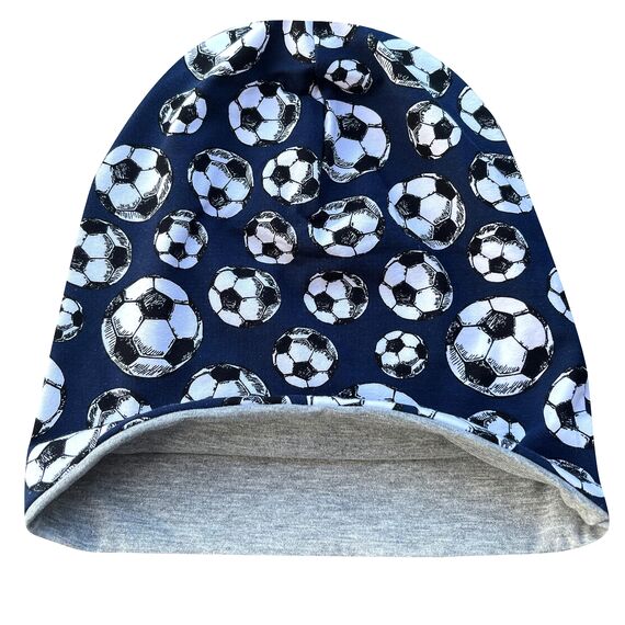 Wollhuhn Kinder Beanie – Zweilagige Longbeanie aus Jersey, wendbar & weich – innen grau – Handmade in Deutschland – ganzjährig (DE/NL/SE/PL, Numerisch, 56, 58, Fußball Dunkelblau)