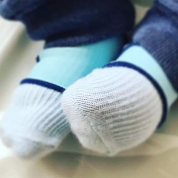 Sock Ons - Baby-Sockenhalter - 0-6 Months - 2er Pack - Grau - Amazing Value Pack - Erstaunliches Vorteilspaket - Baby-Socken immer anziehen!