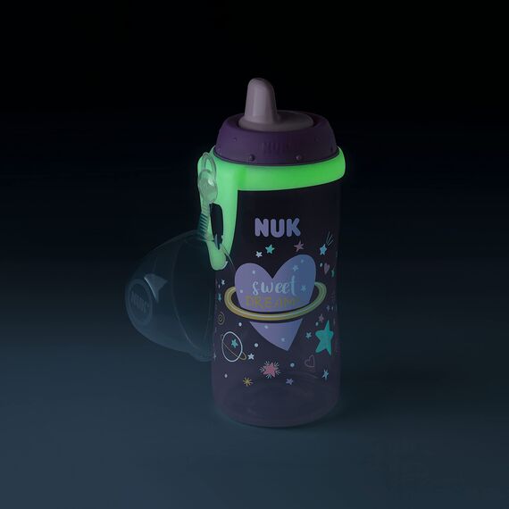 NUK Kiddy Cup Night Trinkbecher für Kleinkinder | 12+ Monate | 300 ml | Auslaufsicheres, verstärktes Mundstück | Leuchtet im Dunkeln | Clip & Schutzkappe | BPA-frei | Lila