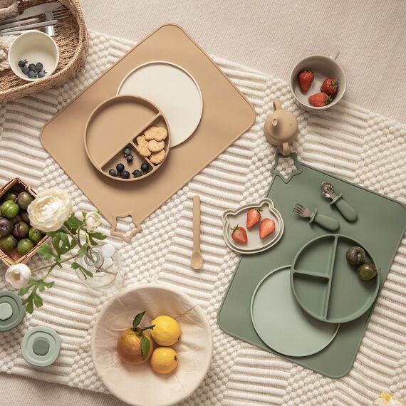 Moonkie 2PC Baby Silikon Platzset Abwaschbar, Platzdeckchen, rutschfest Tischset Kinder, Kinder Platzset, Schmutzabweisend, Tragbar, für Kinder und Kleinkinder (Äther/Salbei)