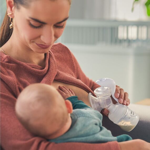 Philips AVENT Handmilchpumpe, Geschenkset – Einzelmilchpumpe, Babyflachen mit 260 ml und 125 ml, BPA-frei, 4 Einweg-Stilleinlagen, Polypropylen, Transparent (Modell SCD430/60)