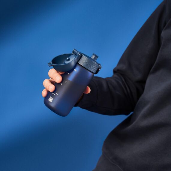 ion8 Kinder Trinkflasche, 350ml, Auslaufsicher, Einhandöffnung, Sichere Verriegelung, Spülmaschinenfest, BPA-frei, Tragegriff, Klappdeckel, Leicht zu Reinigen, Klimaneutral, Marineblau