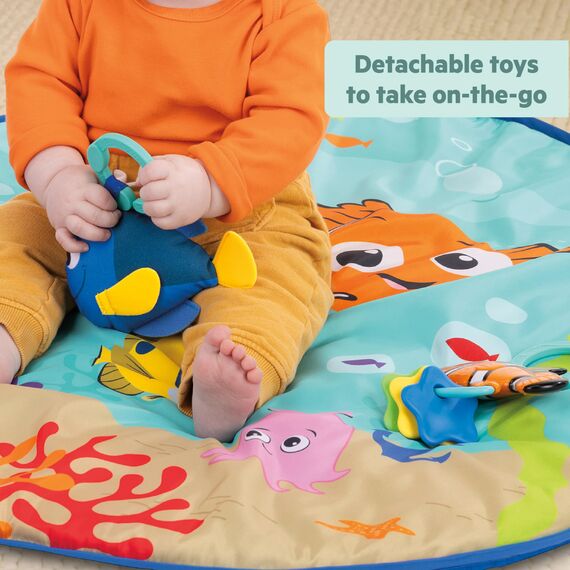 Bright Starts, Disney Baby, Findet Nemo Spieldecke mit Spielbogen, Lichtern und mehr als 20 Minuten Melodien, einer Dorie Fingerpuppe und vielem mehr