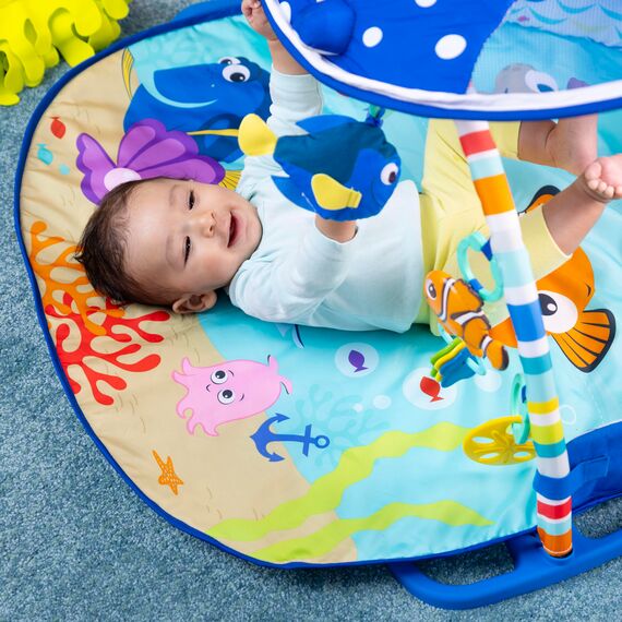 Bright Starts, Disney Baby, Findet Nemo Spieldecke mit Spielbogen, Lichtern und mehr als 20 Minuten Melodien, einer Dorie Fingerpuppe und vielem mehr