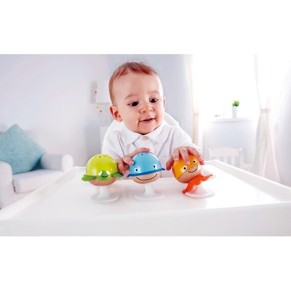 Hape  Saugnapf  Rasselset – 3‑teilige Meeres‑Tier Rassel‑ und Beißspielzeug, Sensorik‑ & Motorikförderung für Babys ab  0  Monaten