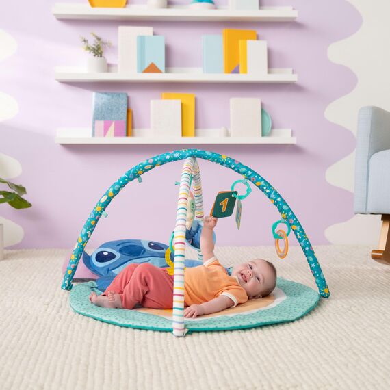 Disney Baby Stitch Party im Paradies – Aktivitätsspielzeug von Bright Starts mit Bauchlage-Kissen und 5 Spielzeugen zum Mitnehmen für Neugeborene und ältere Kinder