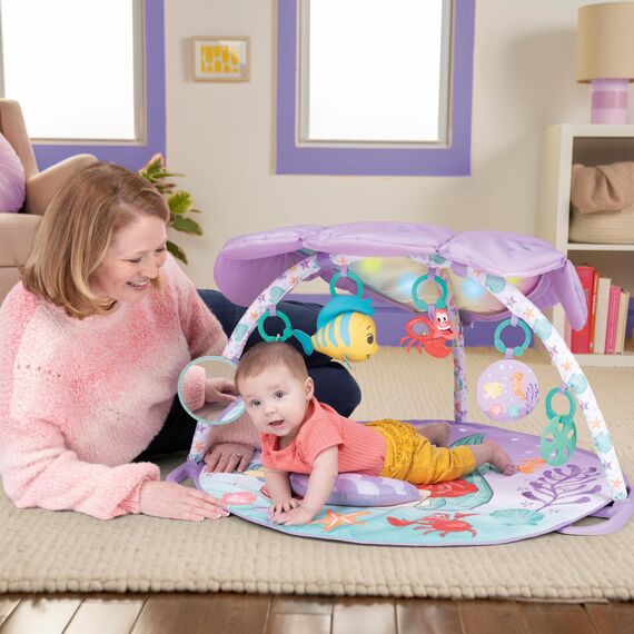 Bright Starts, Disney Baby Die kleine Meerjungfrau Twinkle Trove Spieldecke mit Spielbogen, 25 Minuten Melodien, 6 Spielzeuge enthalten, Neugeborene +