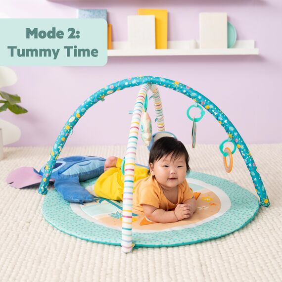 Disney Baby Stitch Party im Paradies – Aktivitätsspielzeug von Bright Starts mit Bauchlage-Kissen und 5 Spielzeugen zum Mitnehmen für Neugeborene und ältere Kinder