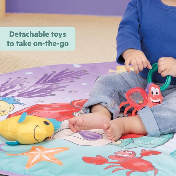 Bright Starts, Disney Baby Die kleine Meerjungfrau Twinkle Trove Spieldecke mit Spielbogen, 25 Minuten Melodien, 6 Spielzeuge enthalten, Neugeborene +