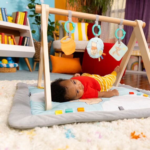 Bright Starts Disney Winnie PUUH Once Upon a Tummy Time Baby Aktivitätenmatte mit Spielzeugstange aus Holz, Blau, Neugeboren