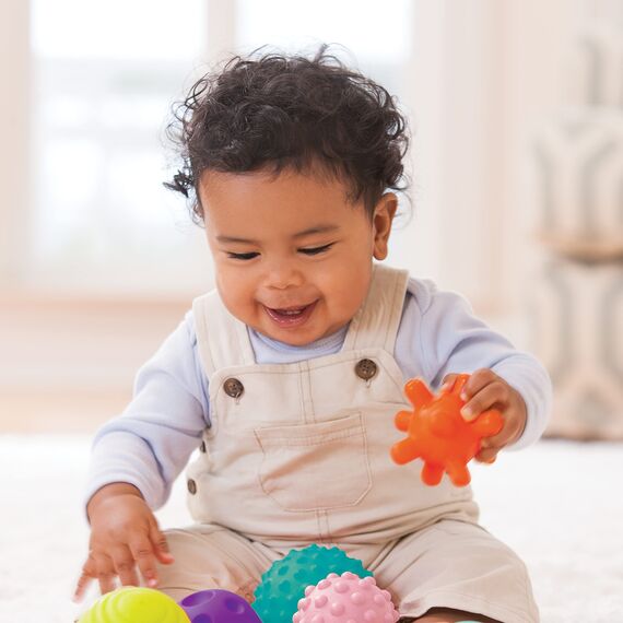 INFANTINO - Set mit 10 texturierten Bällen für Babys - Sensorikspielzeug - Mehrere Farben, Größen und Formen - Förderung der Motorik - Weiche Materialien - BPA-frei - Babygeschenk - Ab 6 Monaten +