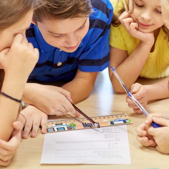 GRAVURZEILE Personalisiertes Lineal zur Einschulung 2026 in Verschiedene Designs mit Name & Motiv - 20 cm Holz Lineal - Geschenk für den Schulanfang oder zur Schuleinführung - für Jungen und Mädchen