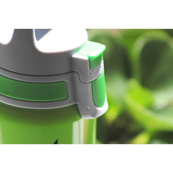 SIGG Shield One Jungle Kinder Trinkflasche (0.5 L), Edelstahl Kinderflasche mit auslaufsicherem Deckel, einhändig bedienbare Wasserflasche