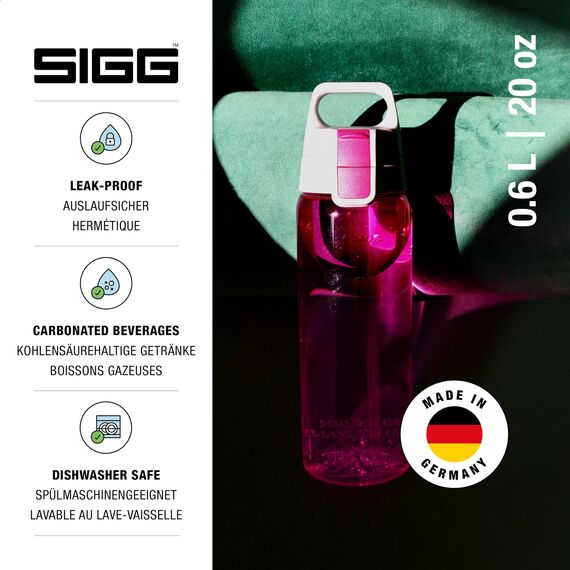 Sigg Total Color Berry Trinkflasche (0.6 L), schadstofffreie und auslaufsichere Trinkflasche, leichte und bruchfeste Trinkflasche aus Tritan