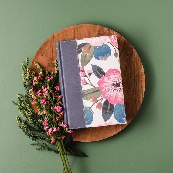 NIV, The Woman's Study Bible, Cloth over Board, Blue Floral, Full-Color, Red Letter: Receiving God's Truth for Balance, Hope, and Transformation
