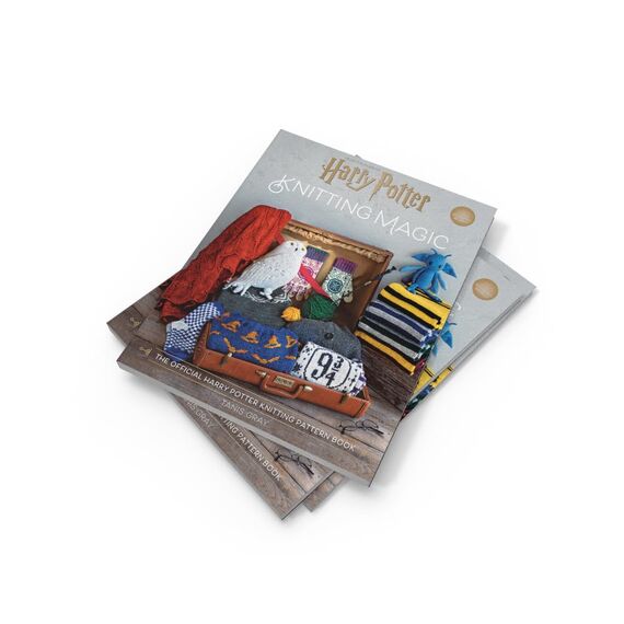 Harry Potter: Knitting Magic: The essential pattern book for knitting iconic Harry Potter clothing and accessories