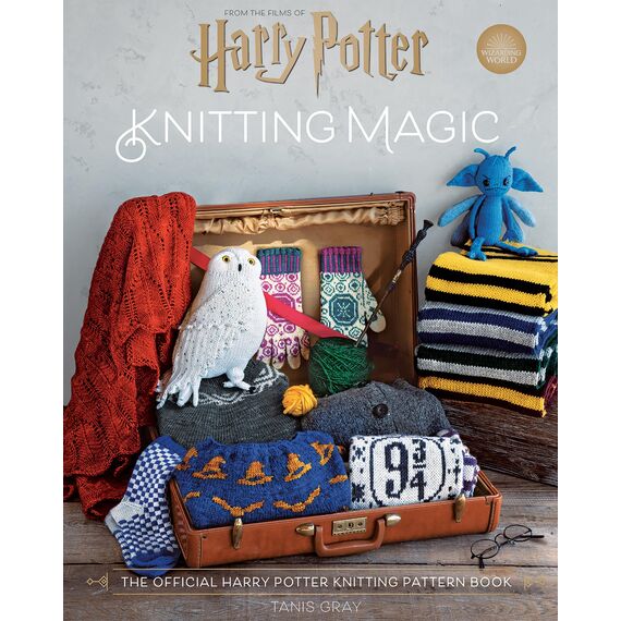 Harry Potter: Knitting Magic: The essential pattern book for knitting iconic Harry Potter clothing and accessories