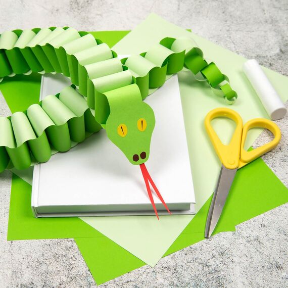 PLAY-CUT Fotokarton A5 Set (300g/m2) | 50 Bogen Din A5 Foto Karton Bunt mit 10 Verschiedenen Farben | Dickes Foto Papier | Premium Druckerpapier Dicke Stärke | Karton zum Basteln Drucken