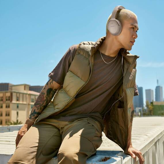 Bose QuietComfort Kabellose Kopfhörer mit Mikrofon und Noise-Cancelling, Bluetooth Over-Ear-Kopfhörer mit Noise-Cancelling, bis 24 Stunden Akkulaufzeit, Sandstein - Limited Edition