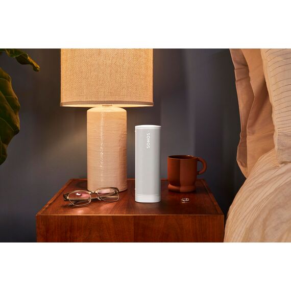 Sonos Roam 2 | Leichter, mobiler und wasserdichter Speaker mit Bluetooth, WLAN, mindestens 10 Stunden Akkulaufzeit und Voice Control für drinnen und draußen - Weiß