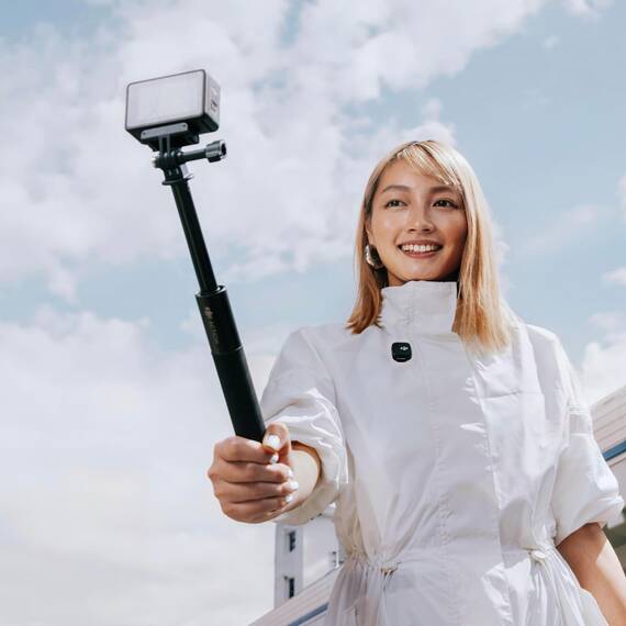 DJI Osmo Action 4 + Mic Mini Sender (Infinity Schwarz), Action Cam, Wireless Mikrofon, Detailreicher Audio, OsmoAudio, Aktive Geräuschunterdrückung, Autom. Begrenzung